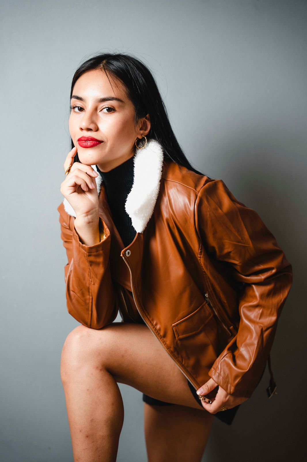 Chamarra de vinil con cuello aborregado