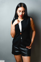 Chaleco Luxe Époque suave con botón dorado