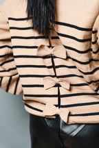 Suéter Beige con Rayas Clásicas y Detalle de Moños | Suéter Elegante para Mujer
