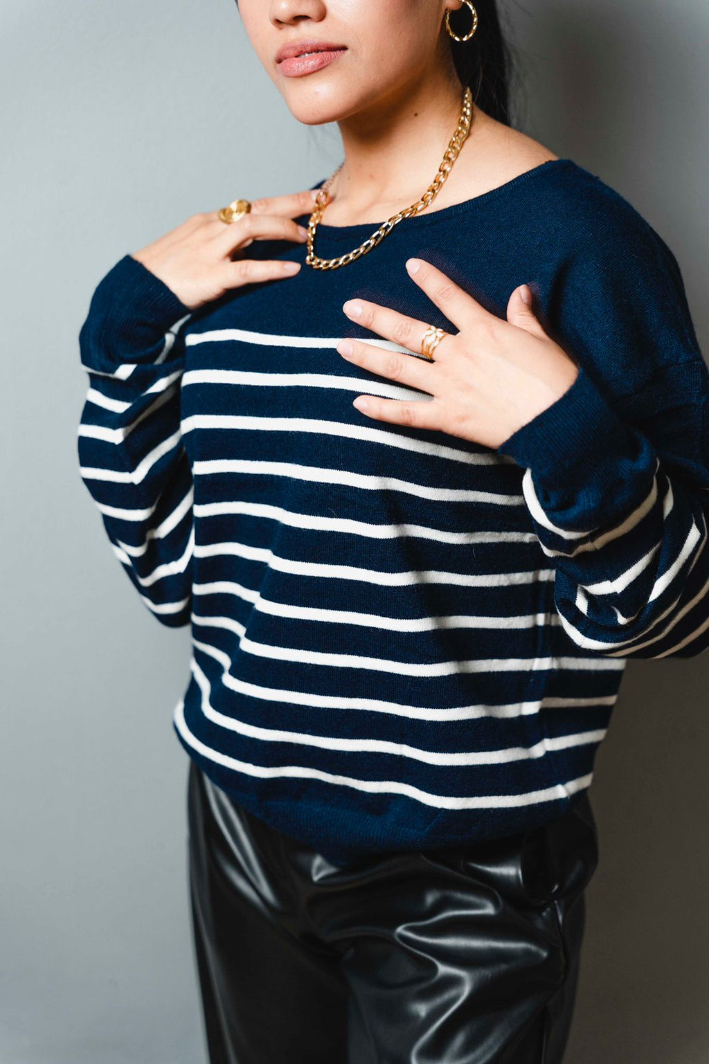 Suéter Beige con Rayas Clásicas y Detalle de Moños | Suéter Elegante para Mujer