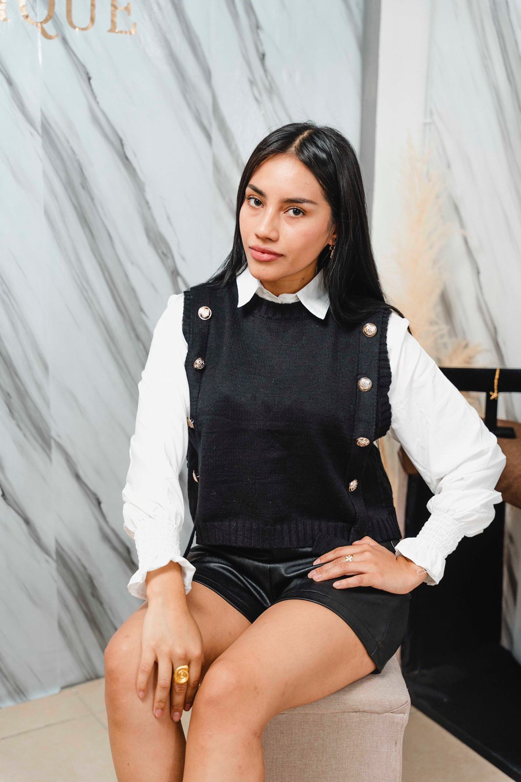 Chaleco de Punto con Camisa Blanca | Set Elegante y Clásico para Mujer