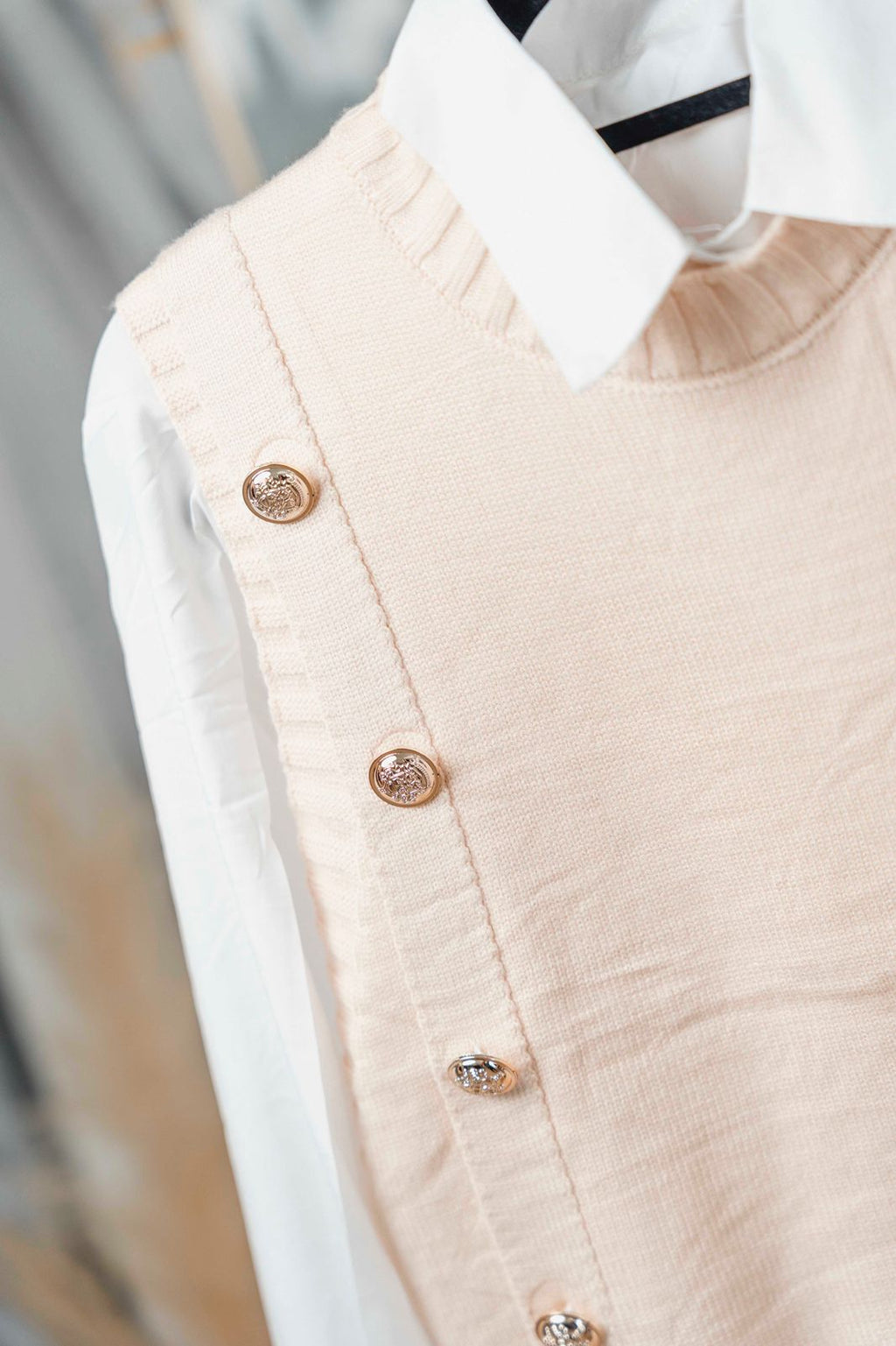 Chaleco de Punto con Camisa Blanca | Set Elegante y Clásico para Mujer