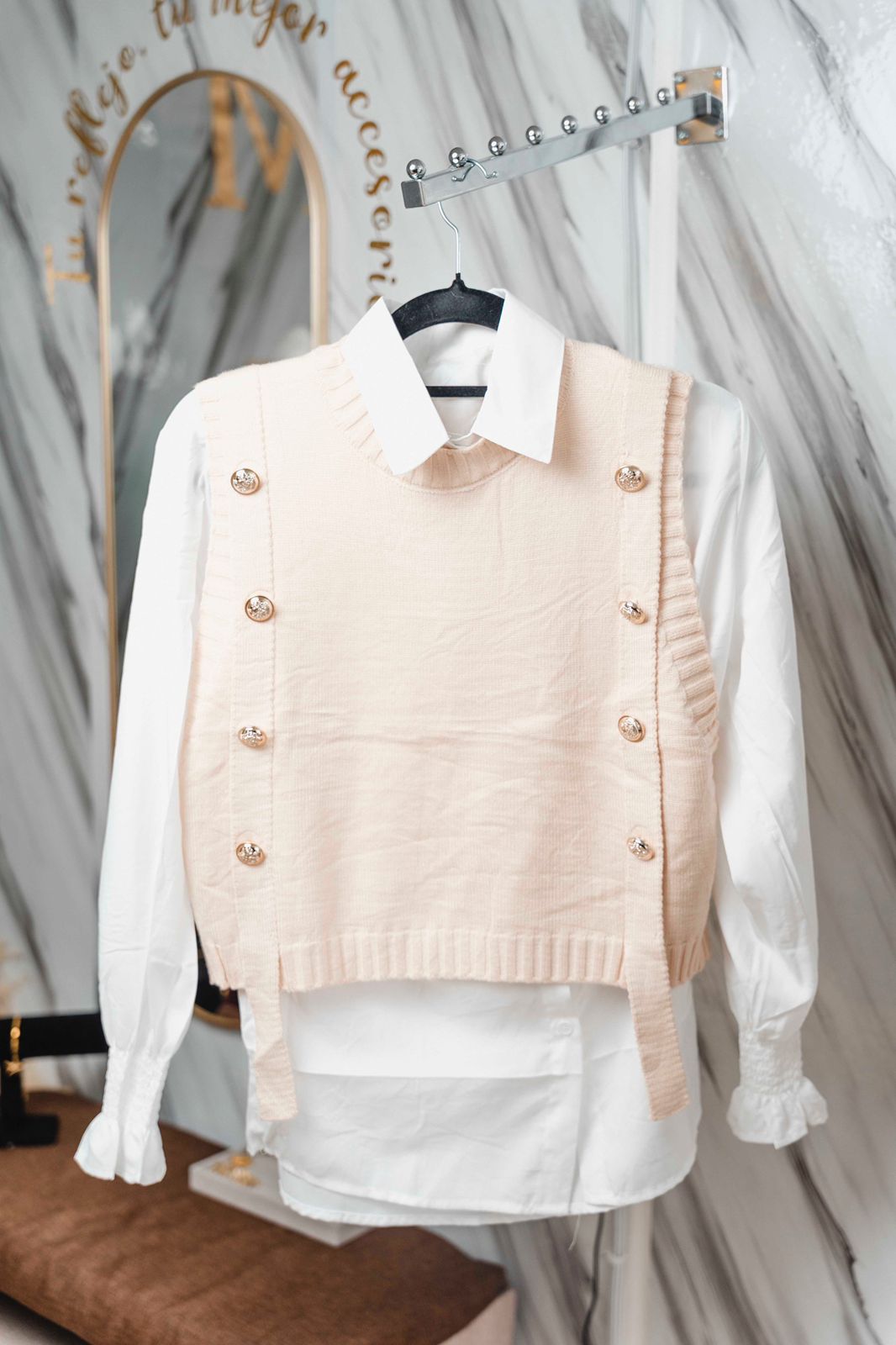 Chaleco de Punto con Camisa Blanca | Set Elegante y Clásico para Mujer